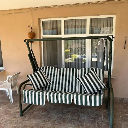 Daire Bahçeli Ve Göl Manzaralı Ev