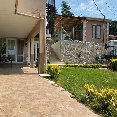 Daire Bahçeli Ve Göl Manzaralı Ev