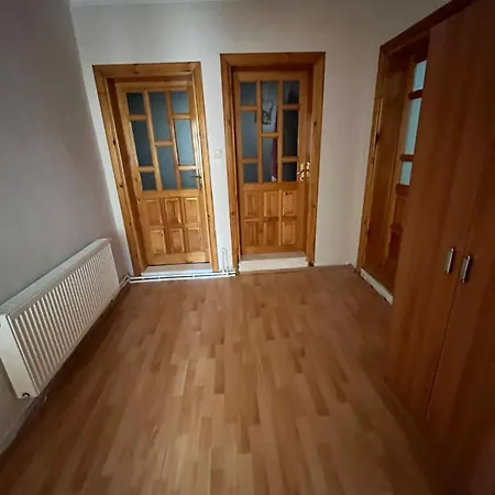 Bahçeli Ve Göl Manzaralı Ev Daire