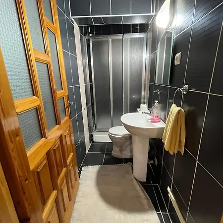 Bahceli Ve Goel Manzarali Ev