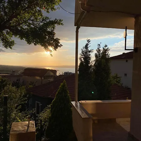 Bahçeli Ve Göl Manzaralı Ev Sapanca