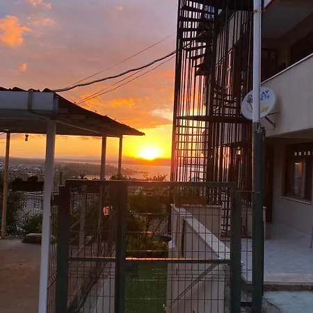 Daire Bahçeli Ve Göl Manzaralı Ev