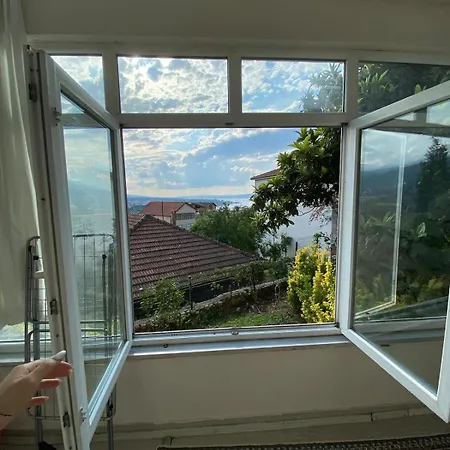 Bahçeli Ve Göl Manzaralı Ev *