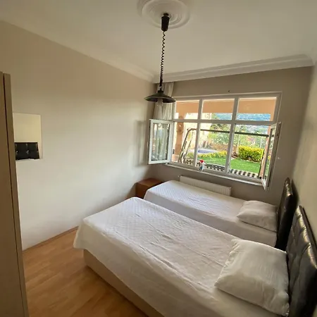 Bahçeli Ve Göl Manzaralı Ev Daire