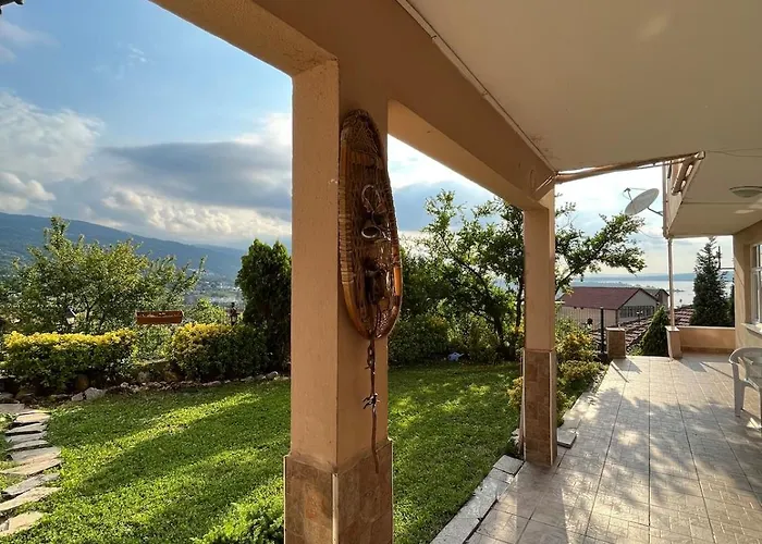 Bahçeli Ve Göl Manzaralı Ev * Sapanca