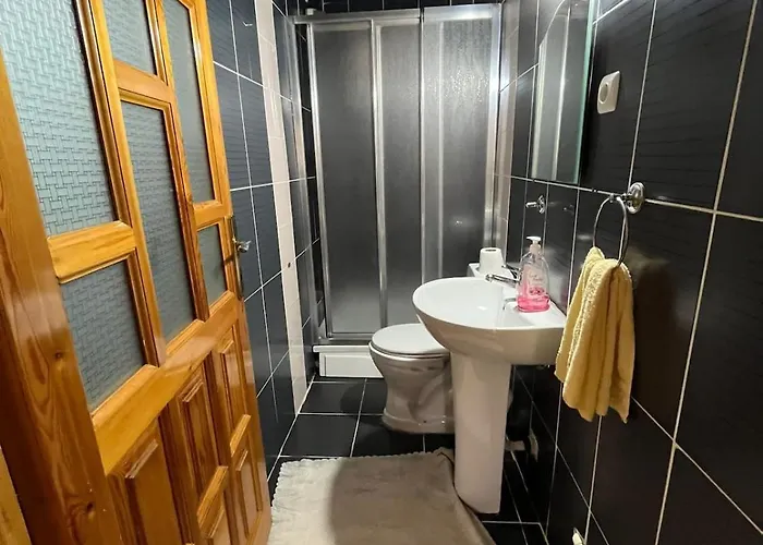 Bahçeli Ve Göl Manzaralı Ev