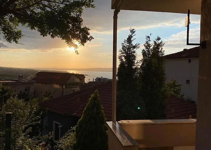 Bahçeli Ve Göl Manzaralı Ev Sapanca