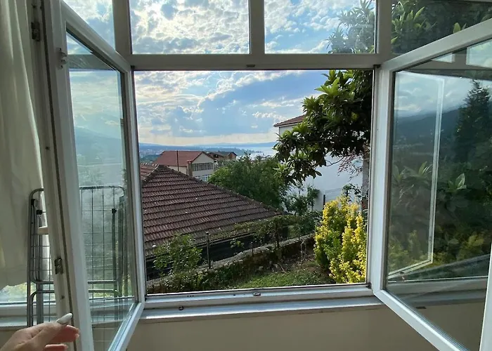 Bahçeli Ve Göl Manzaralı Ev *