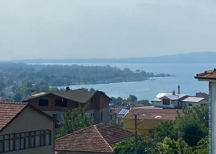 Bahçeli Ve Göl Manzaralı Ev